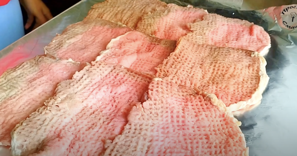 Gurmánská pečená masová roláda s houbami, cibulí a sýrem - originální a přitom nenáročný pokrm