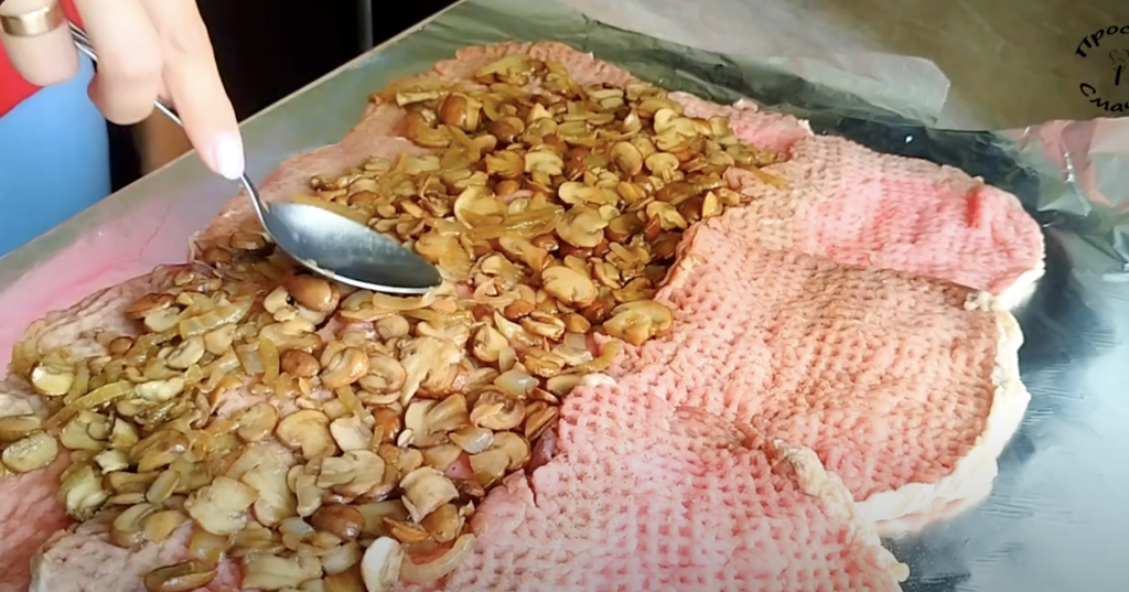 Gurmánská pečená masová roláda s houbami, cibulí a sýrem - originální a přitom nenáročný pokrm