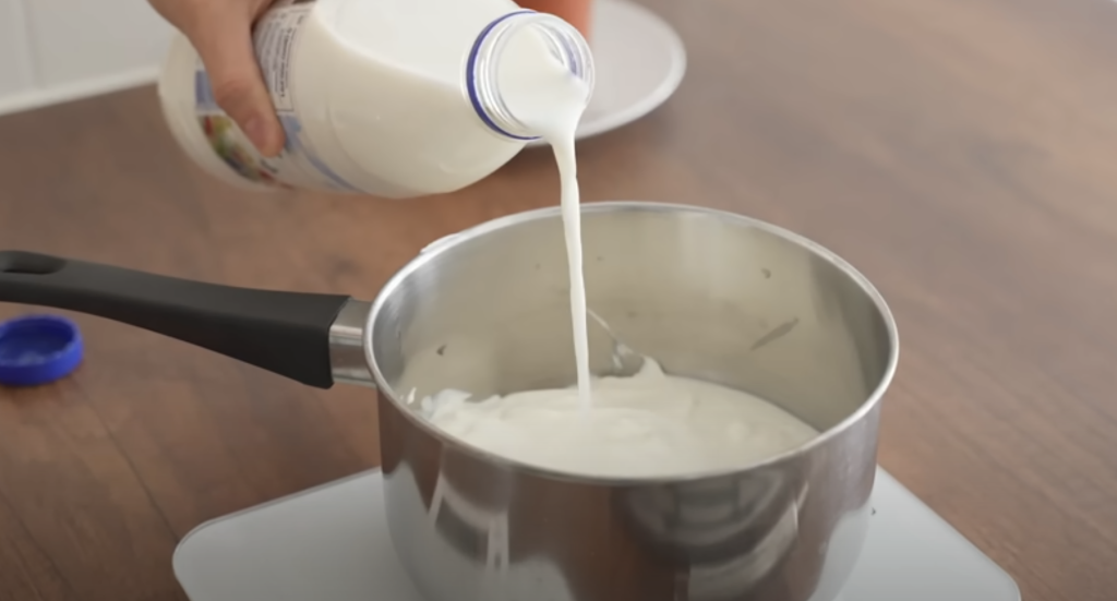 Domácí krémový sýr ze zakysané smetany - přírodní krémová lahůdka