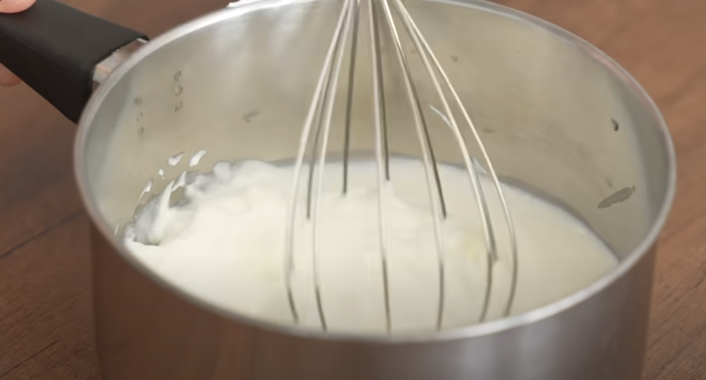 Domácí krémový sýr ze zakysané smetany - přírodní krémová lahůdka