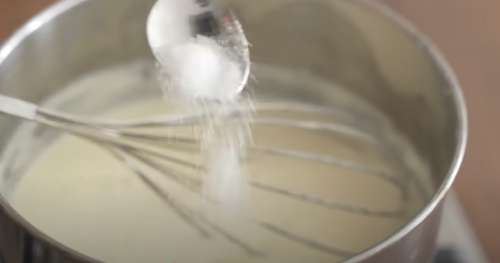 Domácí krémový sýr ze zakysané smetany - přírodní krémová lahůdka