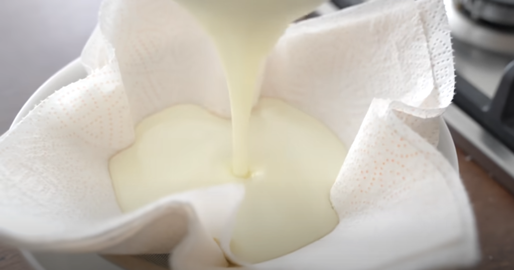 Domácí krémový sýr ze zakysané smetany - přírodní krémová lahůdka