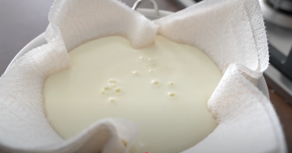 Domácí krémový sýr ze zakysané smetany - přírodní krémová lahůdka