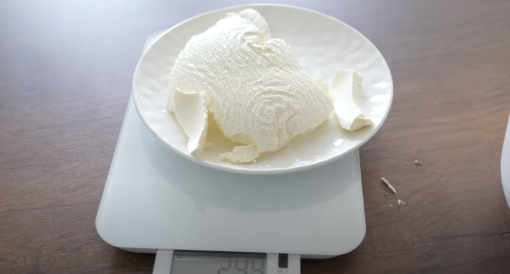 Domácí krémový sýr ze zakysané smetany - přírodní krémová lahůdka