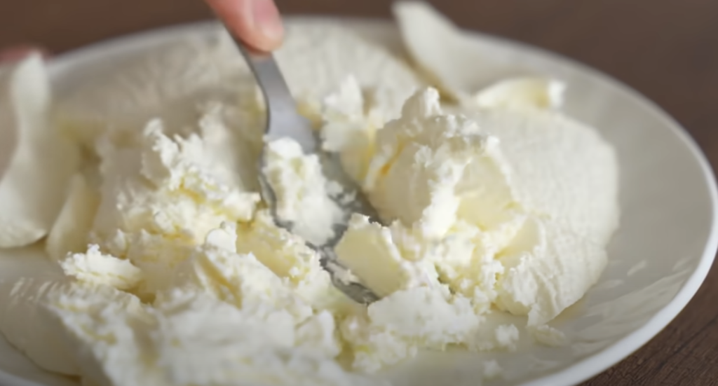 Domácí krémový sýr ze zakysané smetany - přírodní krémová lahůdka