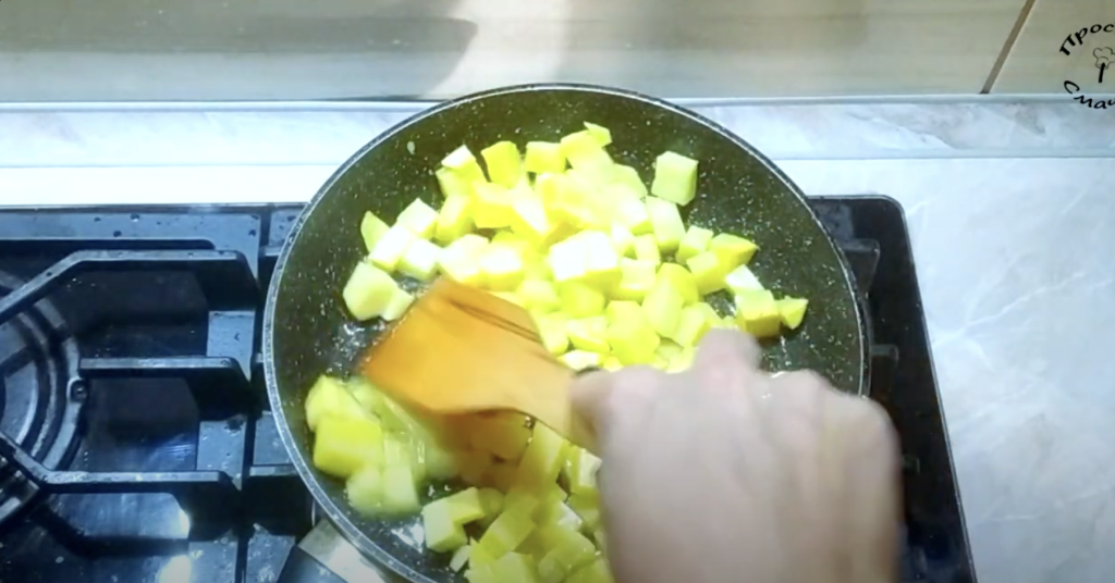 Krémová sýrová smaženice s koprem a uzenou paprikou ve tvaru koláče – rychlá večeře na stole!