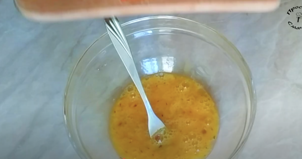 Krémová sýrová smaženice s koprem a uzenou paprikou ve tvaru koláče – rychlá večeře na stole!