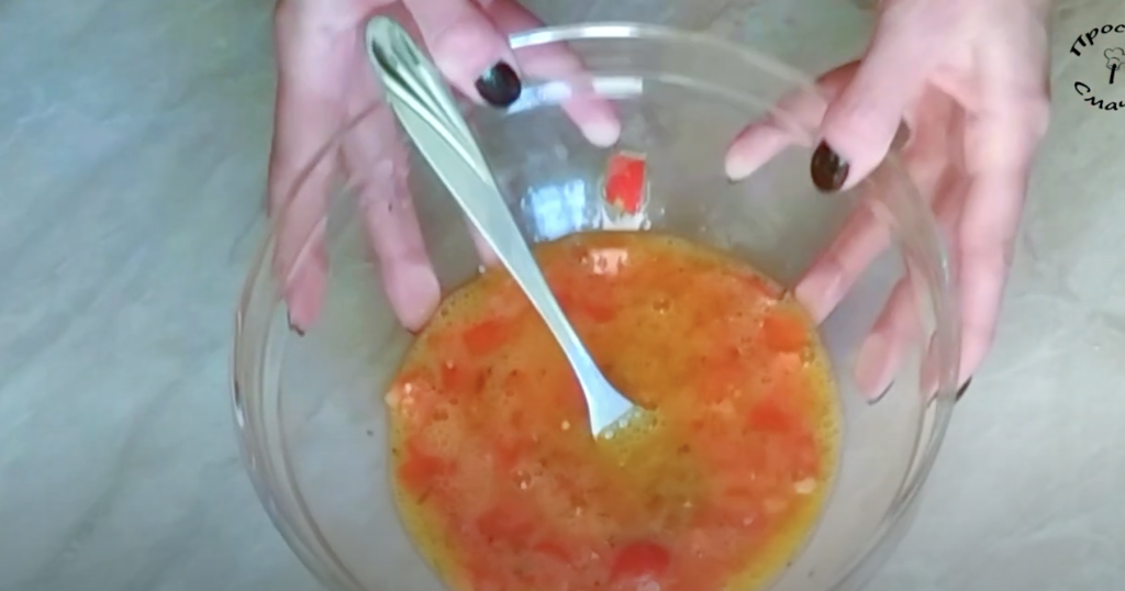 Krémová sýrová smaženice s koprem a uzenou paprikou ve tvaru koláče – rychlá večeře na stole!