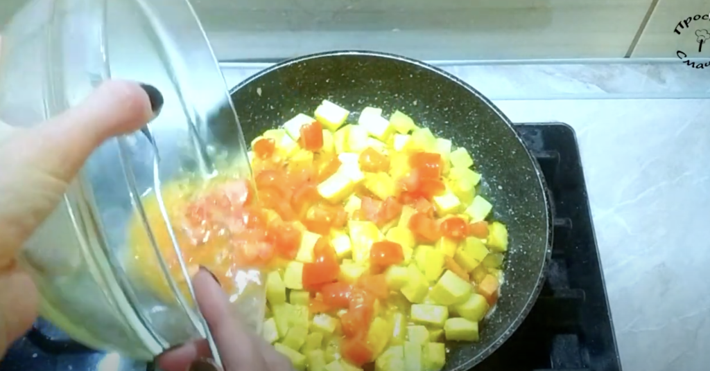 Krémová sýrová smaženice s koprem a uzenou paprikou ve tvaru koláče – rychlá večeře na stole!