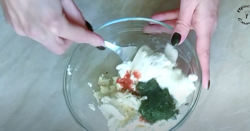 Krémová sýrová smaženice s koprem a uzenou paprikou ve tvaru koláče – rychlá večeře na stole!