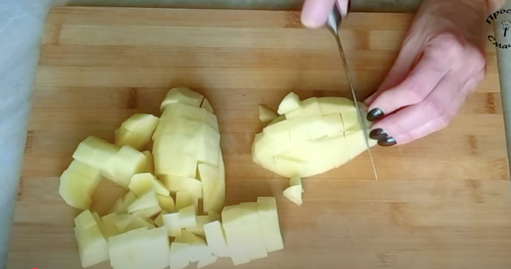 Krémová sýrová smaženice s koprem a uzenou paprikou ve tvaru koláče – rychlá večeře na stole!