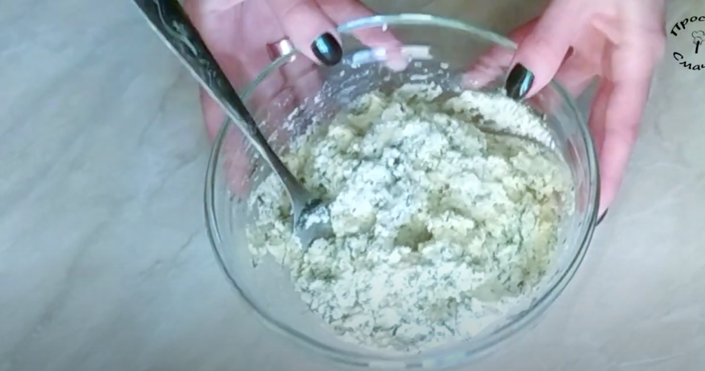 Krémová sýrová smaženice s koprem a uzenou paprikou ve tvaru koláče – rychlá večeře na stole!