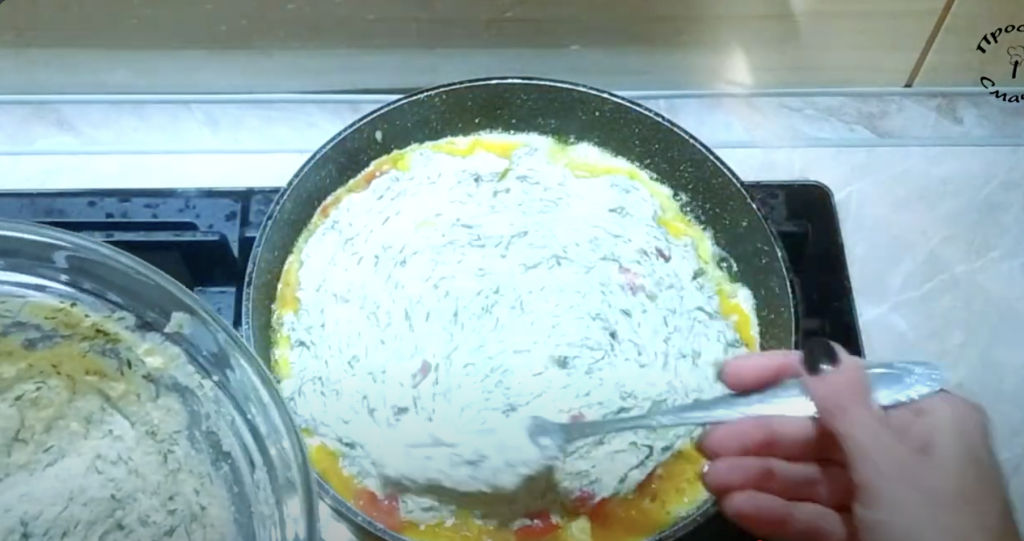 Krémová sýrová smaženice s koprem a uzenou paprikou ve tvaru koláče – rychlá večeře na stole!