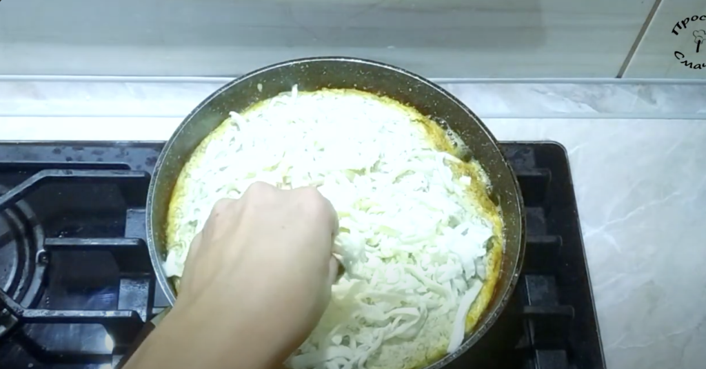 Krémová sýrová smaženice s koprem a uzenou paprikou ve tvaru koláče – rychlá večeře na stole!