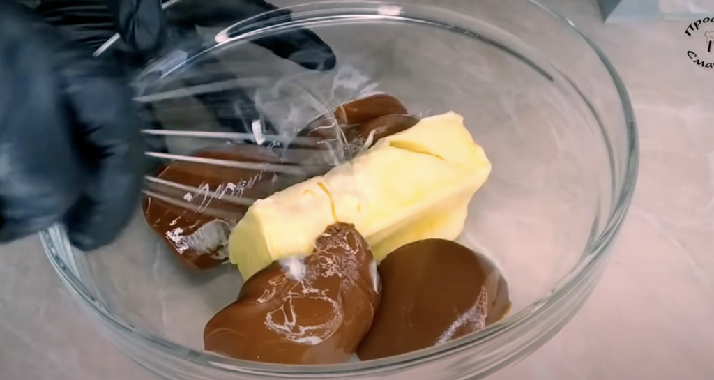 Dort s karamelovým krémem, sušenkami a praženými arašídy - delikatesa v ústech!