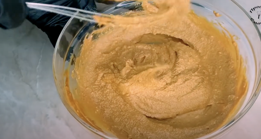 Dort s karamelovým krémem, sušenkami a praženými arašídy - delikatesa v ústech!