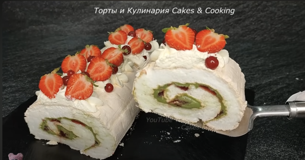 Lehká malinovo-pistáciová roláda s pusinkovým korpusem a mascarpone krémem - jemný a svěží dezert