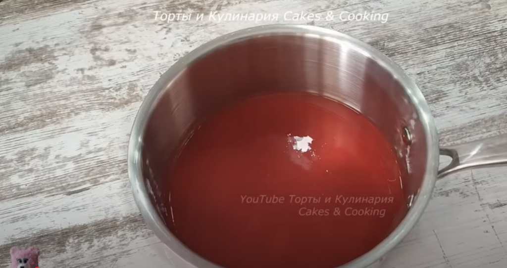 Lehká malinovo-pistáciová roláda s pusinkovým korpusem a mascarpone krémem - jemný a svěží dezert