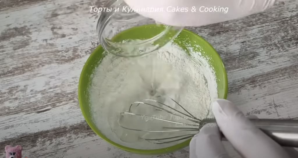 Lehká malinovo-pistáciová roláda s pusinkovým korpusem a mascarpone krémem - jemný a svěží dezert