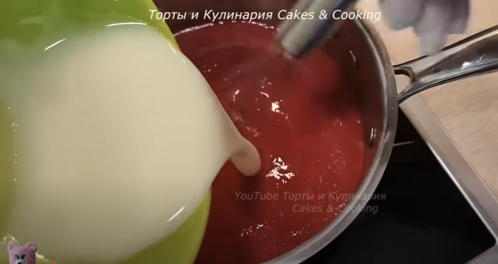 Lehká malinovo-pistáciová roláda s pusinkovým korpusem a mascarpone krémem - jemný a svěží dezert