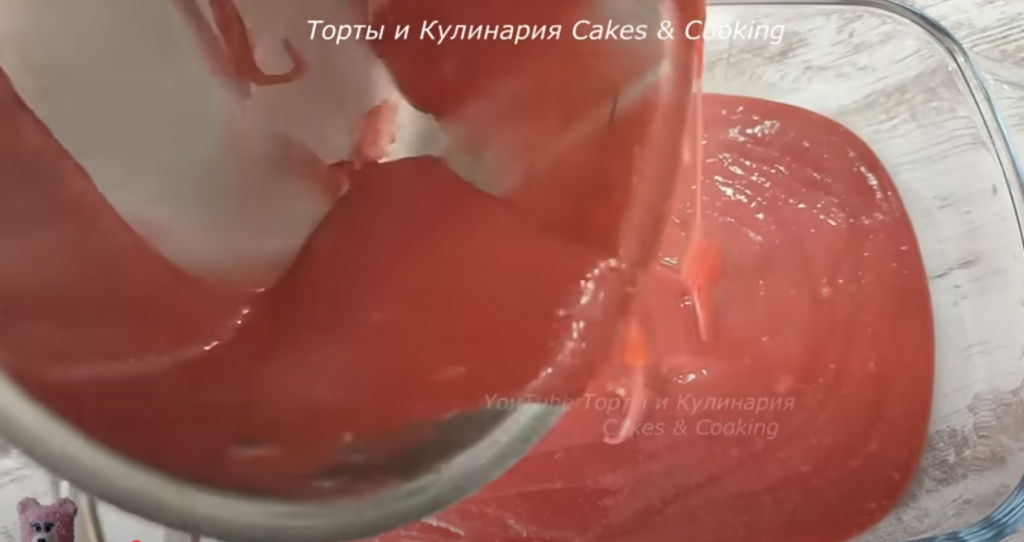 Lehká malinovo-pistáciová roláda s pusinkovým korpusem a mascarpone krémem - jemný a svěží dezert