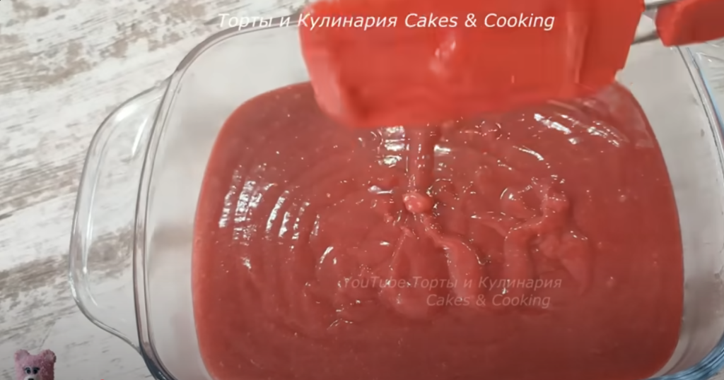 Lehká malinovo-pistáciová roláda s pusinkovým korpusem a mascarpone krémem - jemný a svěží dezert