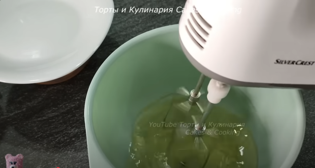 Lehká malinovo-pistáciová roláda s pusinkovým korpusem a mascarpone krémem - jemný a svěží dezert