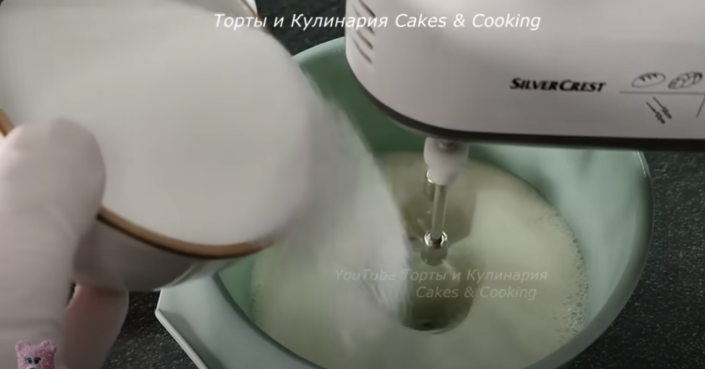 Lehká malinovo-pistáciová roláda s pusinkovým korpusem a mascarpone krémem - jemný a svěží dezert