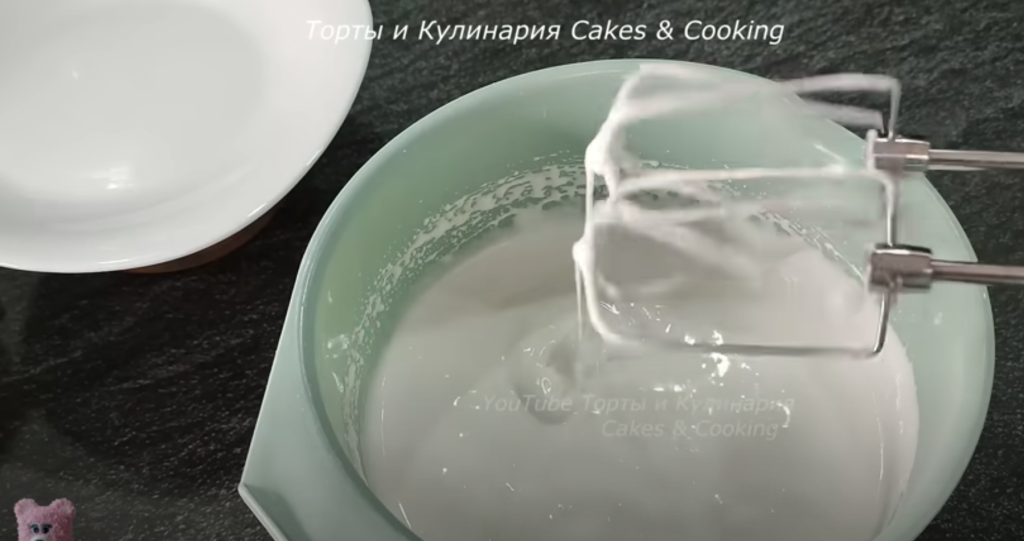 Lehká malinovo-pistáciová roláda s pusinkovým korpusem a mascarpone krémem - jemný a svěží dezert