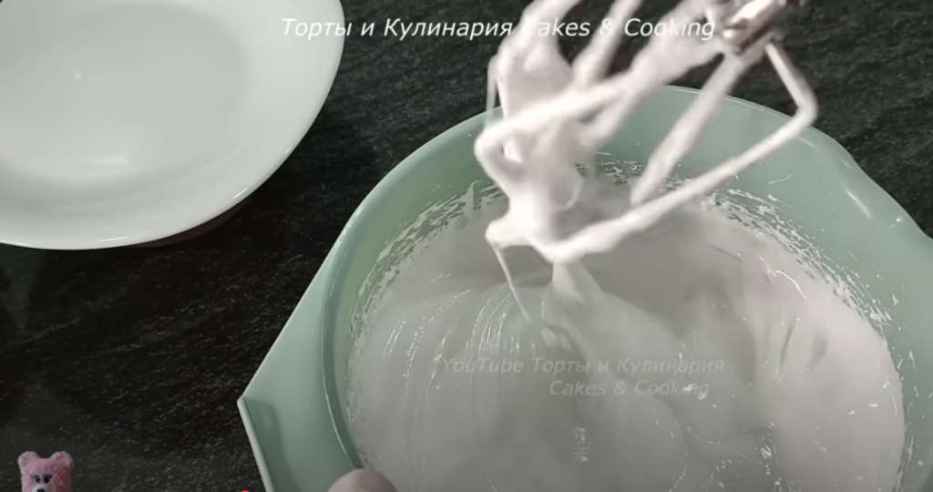 Lehká malinovo-pistáciová roláda s pusinkovým korpusem a mascarpone krémem - jemný a svěží dezert