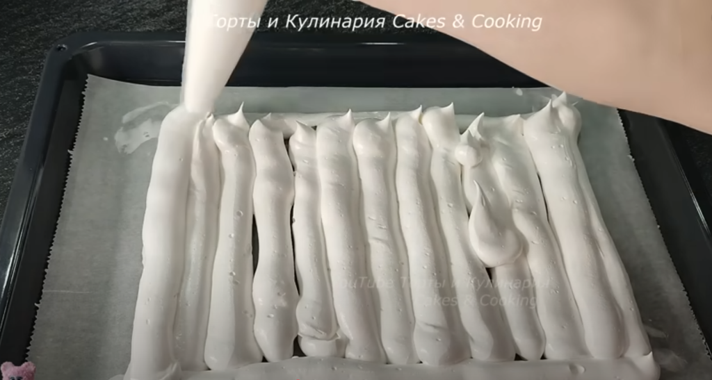 Lehká malinovo-pistáciová roláda s pusinkovým korpusem a mascarpone krémem - jemný a svěží dezert