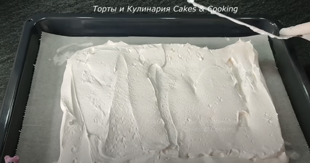 Lehká malinovo-pistáciová roláda s pusinkovým korpusem a mascarpone krémem - jemný a svěží dezert