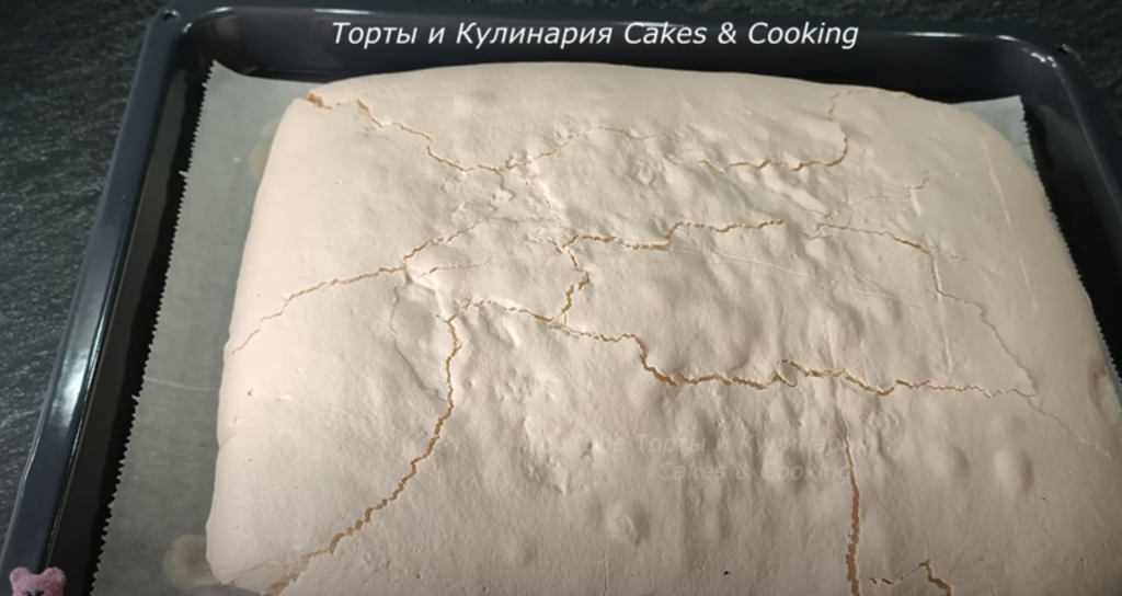 Lehká malinovo-pistáciová roláda s pusinkovým korpusem a mascarpone krémem - jemný a svěží dezert