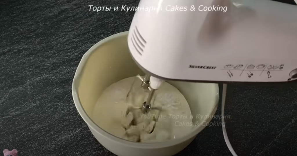 Lehká malinovo-pistáciová roláda s pusinkovým korpusem a mascarpone krémem - jemný a svěží dezert