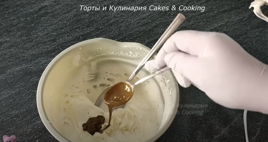 Lehká malinovo-pistáciová roláda s pusinkovým korpusem a mascarpone krémem - jemný a svěží dezert