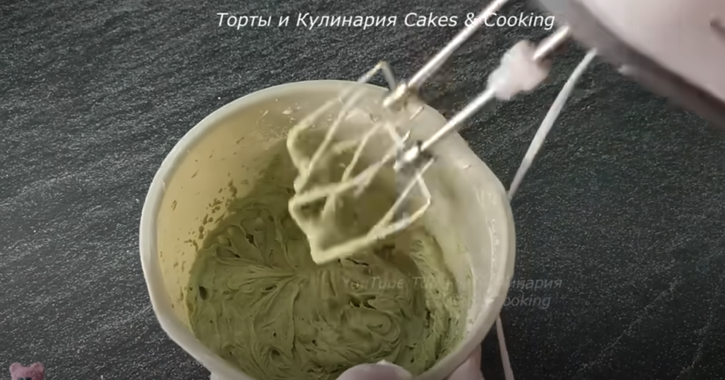 Lehká malinovo-pistáciová roláda s pusinkovým korpusem a mascarpone krémem - jemný a svěží dezert