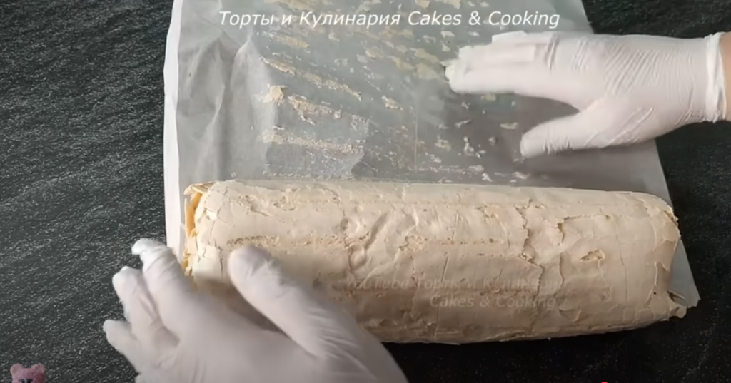 Lehká malinovo-pistáciová roláda s pusinkovým korpusem a mascarpone krémem - jemný a svěží dezert