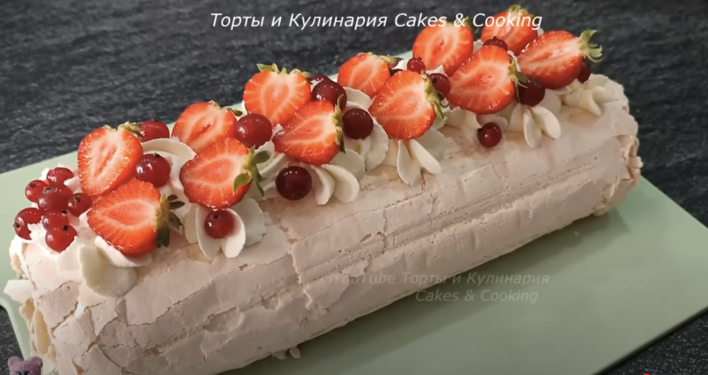 Lehká malinovo-pistáciová roláda s pusinkovým korpusem a mascarpone krémem - jemný a svěží dezert