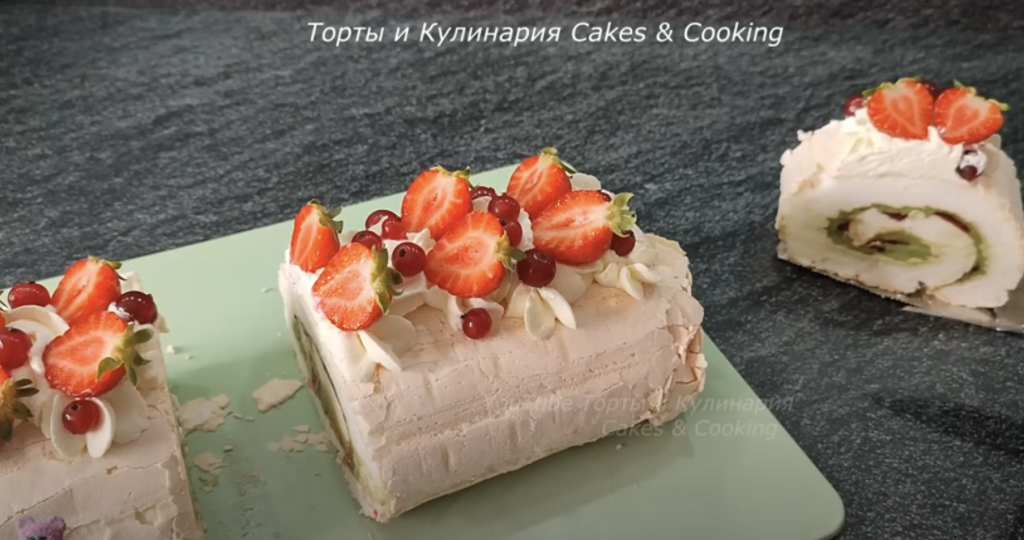 Lehká malinovo-pistáciová roláda s pusinkovým korpusem a mascarpone krémem - jemný a svěží dezert