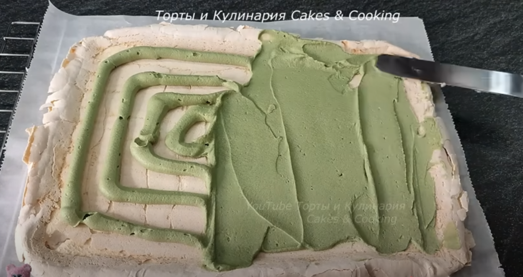 Lehká malinovo-pistáciová roláda s pusinkovým korpusem a mascarpone krémem - jemný a svěží dezert