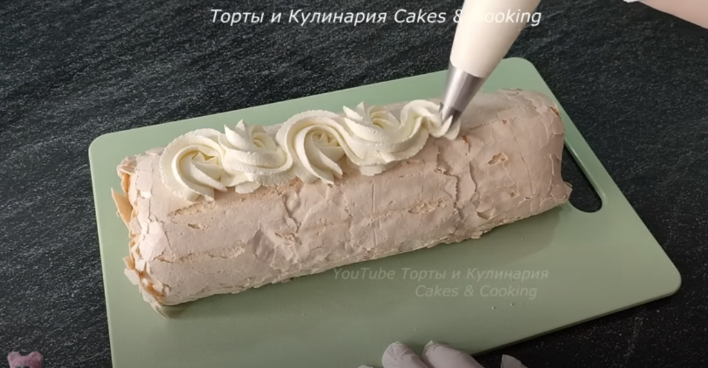 Lehká malinovo-pistáciová roláda s pusinkovým korpusem a mascarpone krémem - jemný a svěží dezert