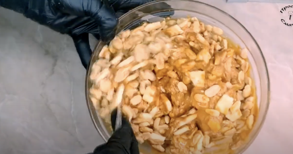 Dort s karamelovým krémem, sušenkami a praženými arašídy - delikatesa v ústech!