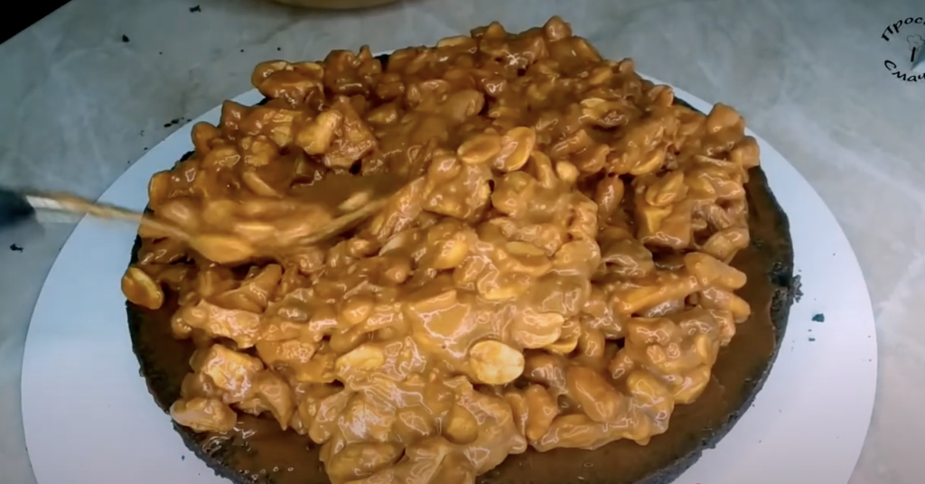 Dort s karamelovým krémem, sušenkami a praženými arašídy - delikatesa v ústech!