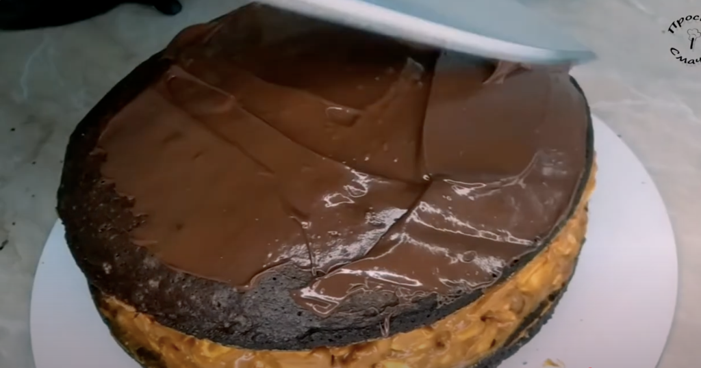 Dort s karamelovým krémem, sušenkami a praženými arašídy - delikatesa v ústech!