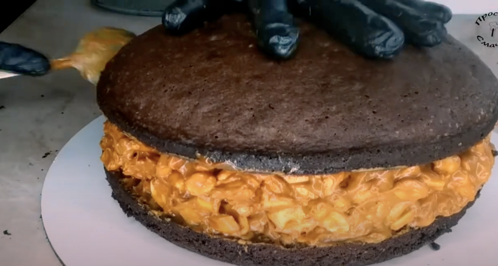 Dort s karamelovým krémem, sušenkami a praženými arašídy - delikatesa v ústech!