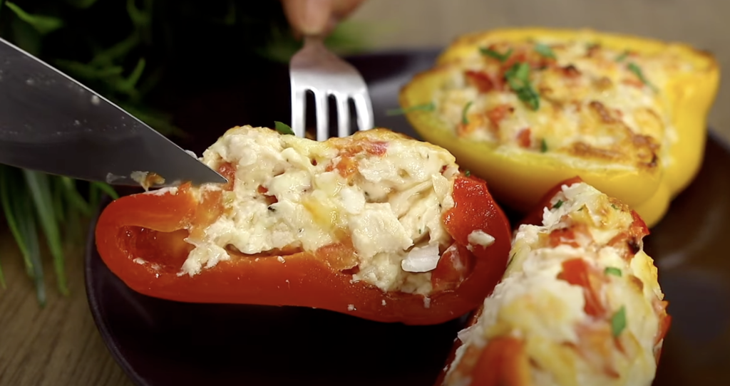 Zapečené papriky plněné kuřecím masem, rajčaty, sýrem a zakysanou smetanou