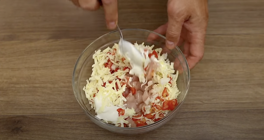 Zapečené papriky plněné kuřecím masem, rajčaty, sýrem a zakysanou smetanou