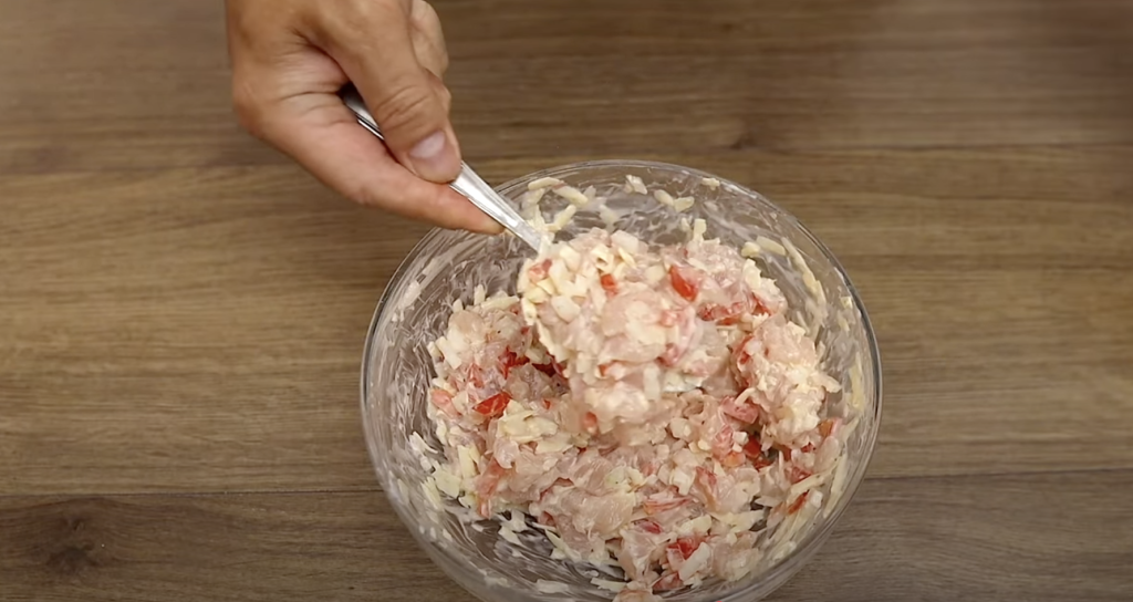 Zapečené papriky plněné kuřecím masem, rajčaty, sýrem a zakysanou smetanou