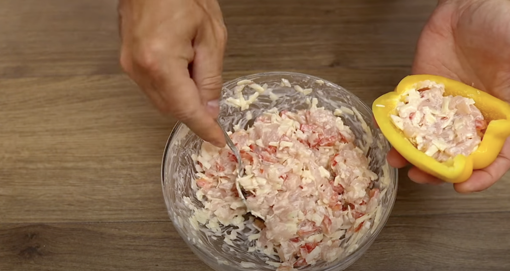 Zapečené papriky plněné kuřecím masem, rajčaty, sýrem a zakysanou smetanou