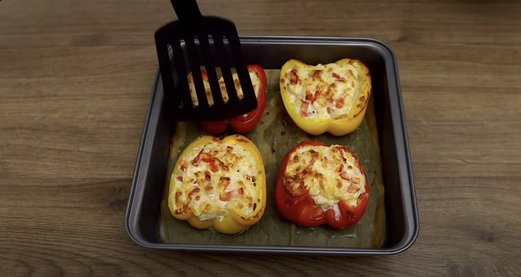 Zapečené papriky plněné kuřecím masem, rajčaty, sýrem a zakysanou smetanou